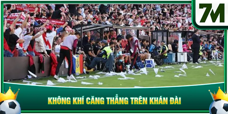 Không khí căng thẳng trên khán đài